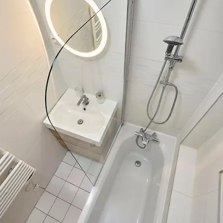 Fully Equipped Near Grand Place شقة *