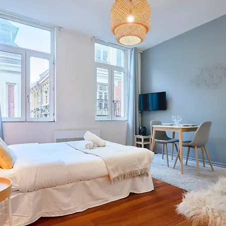 Fully Equipped Near Grand Place Apartment *