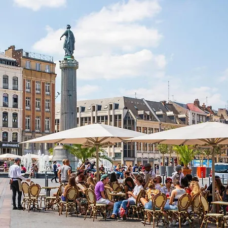 Fully Equipped Near Grand Place Apartment *